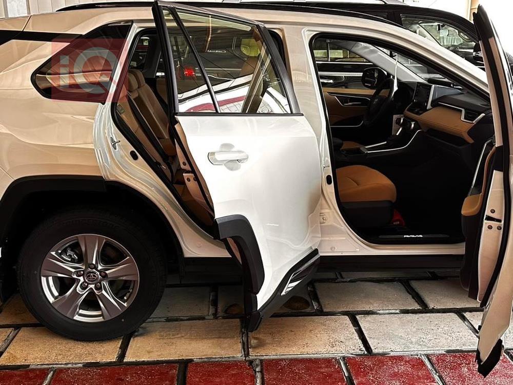 تۆیۆتا ڕاڤ 4